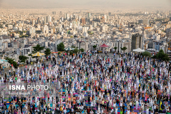 گردهمایی یوگا - بام تهران (+عکس)