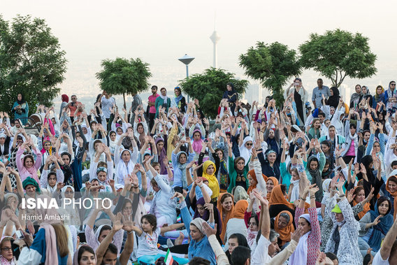 گردهمایی یوگا - بام تهران (+عکس)