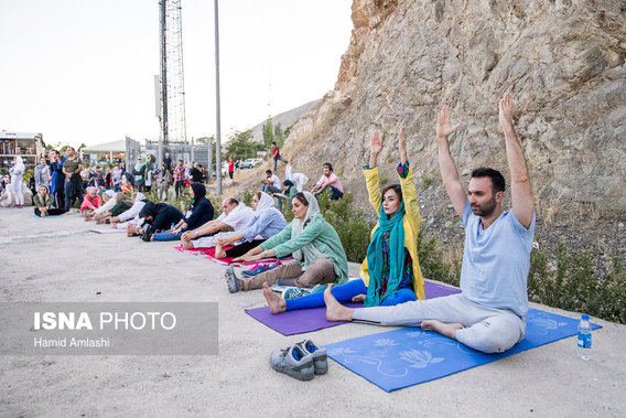 گردهمایی یوگا - بام تهران (+عکس)