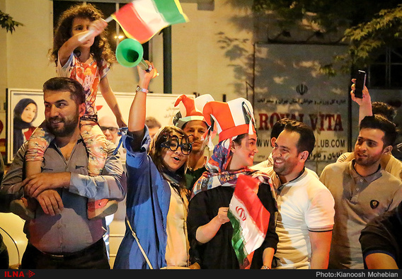 شادی مردم تهران پس از بازی مقابل تیم ملی پرتغال (+عکس)