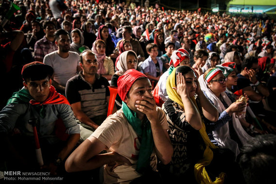 تماشای دیدار ایران و پرتغال در ورزشگاه آزادی (+عکس)