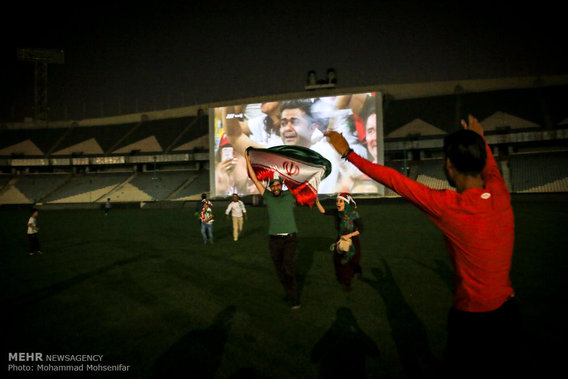 تماشای دیدار ایران و پرتغال در ورزشگاه آزادی (+عکس)