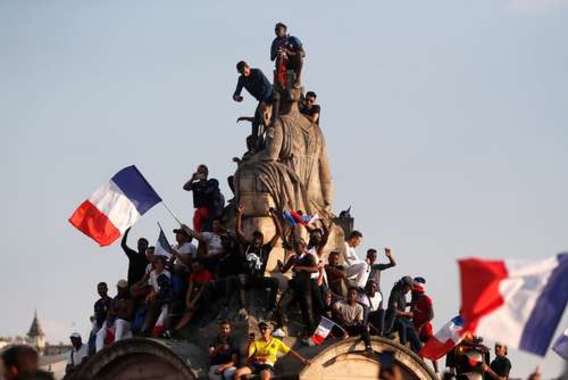 جشن قهرمانی فرانسه در پاریس و الیزه (+عکس)