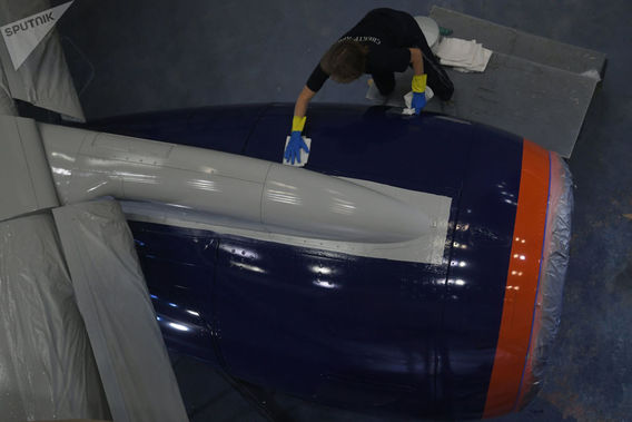 رنگ کردن هواپیمای سوخو سوپرجت (+عکس)