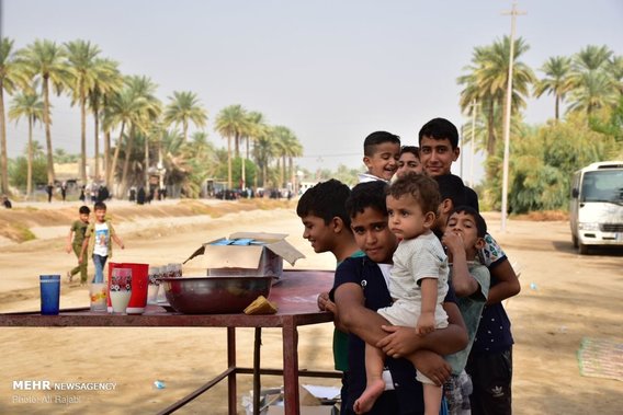 پذیرایی از زائران اربعین در بابل عراق (+عکس)