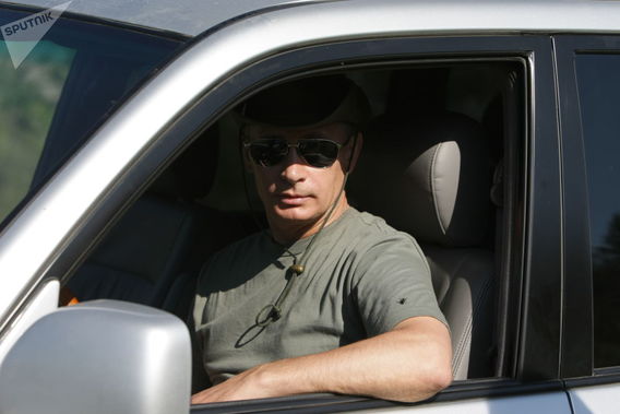 ولادیمیر پوتین و خودروها (+عکس)