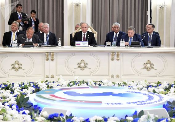 ۱۲ اوت در پنجمین کمیته کاسپین در آکتااو کنوانسیون مربوط به دریای خزر امضاء شد. ۲۲ سال کار بر روی این کنوانسیون طول کشید و رهبران روسیه، آذربایجان، قزاقستان، ترکمنستان و ایران آنرا امضاء کردند
