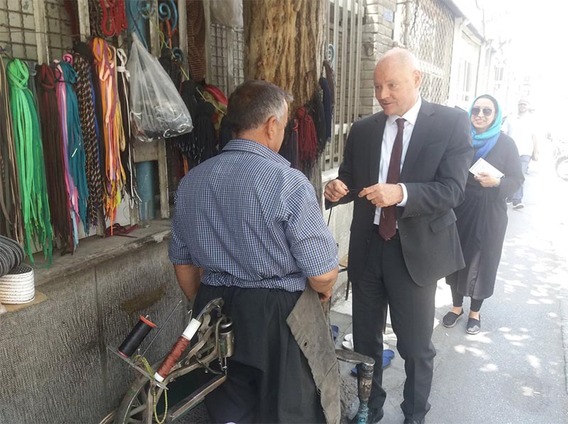 خرید سفیر آلمان در تهران از یک کفاش تهرانی! (+عکس)