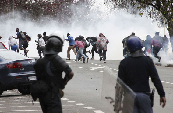 استفاده از گاز اشک آور علیه تظاهرات دانشجویی در شهر پیترماریتسبرگ آفریقای جنوبی