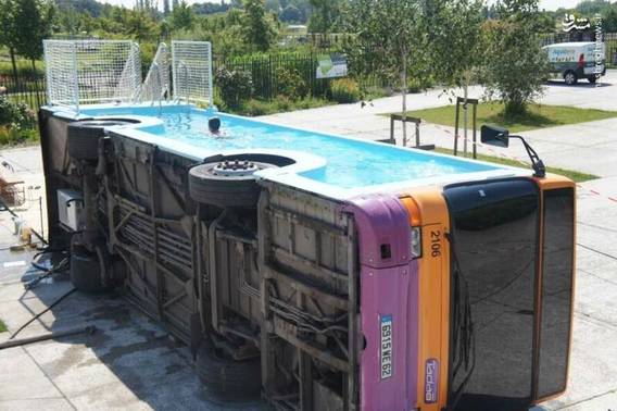 اتوبوسی که تبدیل به استخر شد (+عکس)