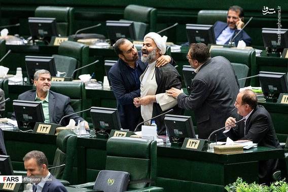 درگیری لفظی یک نماینده مجلس با لاریجانی (+عکس)
