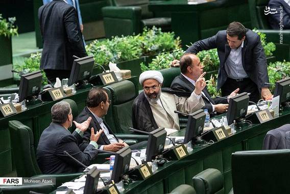 درگیری لفظی یک نماینده مجلس با لاریجانی (+عکس)