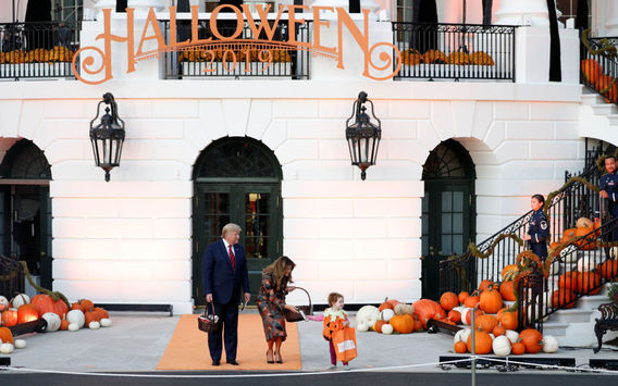 دونالد ترامپ به همراه همسرش در جشن هالووین کاخ سفید (+عکس)