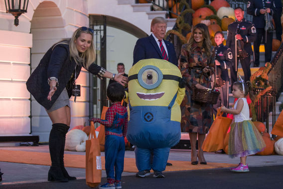 دونالد ترامپ به همراه همسرش در جشن هالووین کاخ سفید (+عکس)