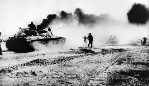  نیروهای عراقی با تانک های خریداری شده از شوروی سابق در حال عبور رود کارون در شمال شرق شهر خرمشهر ایران در روزهای ابتدایی تجاوز نظامی به ایران 