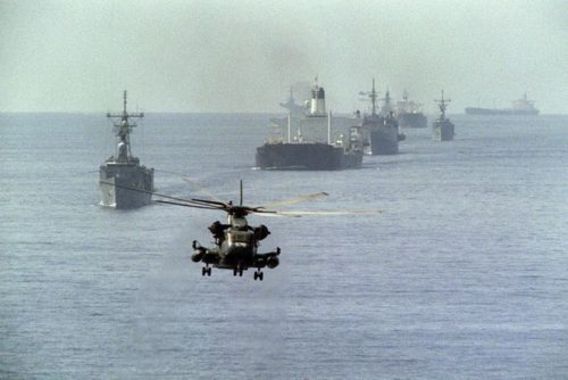  22 اکتبر 1987 - جنگ نفتکش ها در خلیج فارس/ هلی کوپتر نیروی دریایی آمریکا در حال اسکورت نفتکش های کویتی در خلیج فارس 