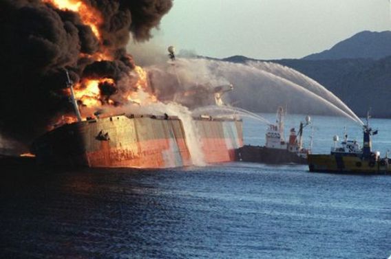  6 دسامبر 1987 - نفتکش سنگاپوری هدف قرار گرفته در جنگ نفتکش ها در آب های دریای عمان 
