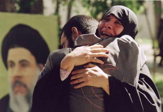  مادری ایرانی در اول آگوست 1989 فرزند آزاده خود را پس از بازگشت به تهران در آغوش کشیده است. 