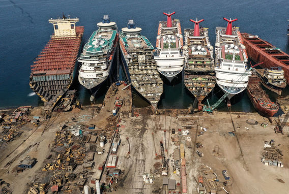 پایان سفر: دمونتاژ کشتی‌های مسافربری در ترکیه (+عکس)