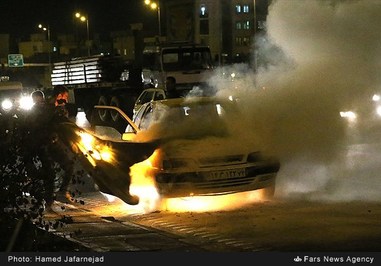 عکس: آتش سوزی خودرو در بزرگراه بسیج