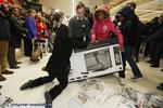 تصاویر: هجوم وحشیانه مردم در جمعه سیاه خرید