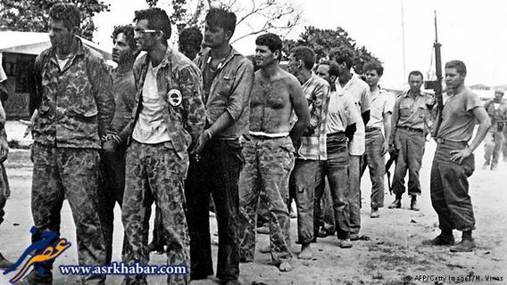 کوشش برای براندازی دولت انقلابی کوبا

گروهی از مزدوران فراری کوبا در سال ۱۹۶۱ با کمک سی‌آی‌ای، آژانس اطلاعات مرکزی آمریکا (CIA) سعی بر براندازی دولت انقلابی کوبا کردند. اتحاد جماهیر شوروی (سابق) این اقدام آمریکا را به کوبا خبر داد و ارتش این کشور در خلیج خوک‌ها با این نیروها به مبارزه پرداخت و آنها را شکست داد. اعلام شد که بیش از ۱۰۰۰ نفر به اسارت ارتش کوبا درآمده‌اند.