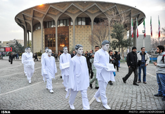 حضور "مردان سپید" در چهار راه ولی عصر تهران (+عکس)