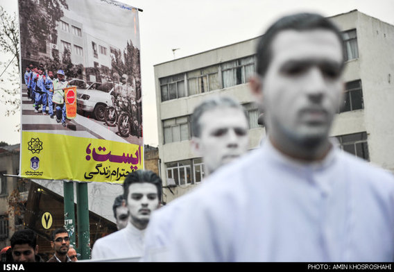 حضور "مردان سپید" در چهار راه ولی عصر تهران (+عکس)