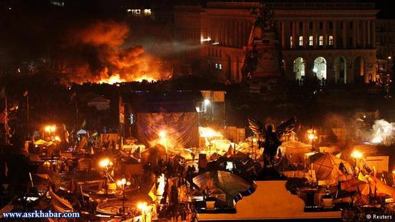 مرکز شهر کیف در محاصره آتش و خون. روز ۲۰ فوریه ۸۰ نفر از معترضان اوکراینی در میدان کیف جان خود را از دست دادند. اندکی پس از آنان یانوکوویچ، رئیس‌جمهور پیشین اوکراین، فراری و جنگ بر سر 