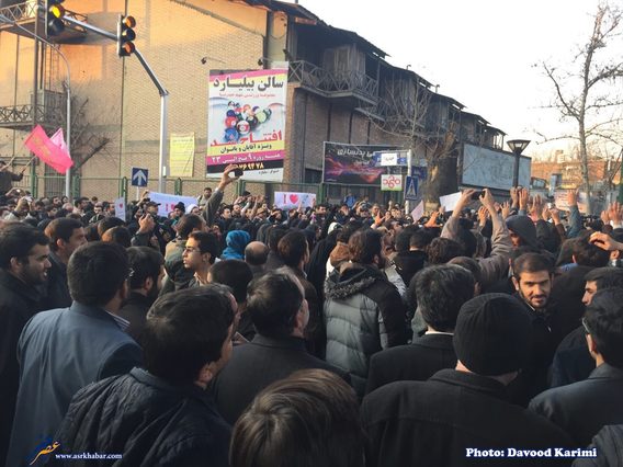 تصاویر جالب از تجمع اعتراضی مقابل سفارت فرانسه در تهران