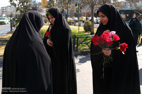 اهداء گل به بانوان محجبه توسط گشت ارشاد (تصاویر)