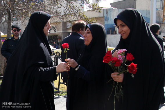 اهداء گل به بانوان محجبه توسط گشت ارشاد (تصاویر)