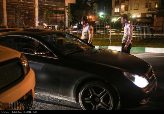 برخورد شبانه پلیس با خودروهای لوکس (عکس)