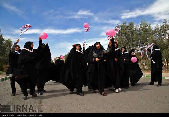 مانور خواهران بسیجی برای مقابله با اغتشاش خیابانی (عکس)