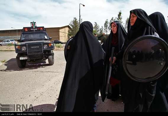 مانور خواهران بسیجی برای مقابله با اغتشاش خیابانی (عکس)