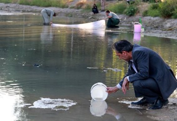 دعوت از مردم اصفهان براي نجات ماهي هاي باقيمانده در زاينده رود(+عكس)