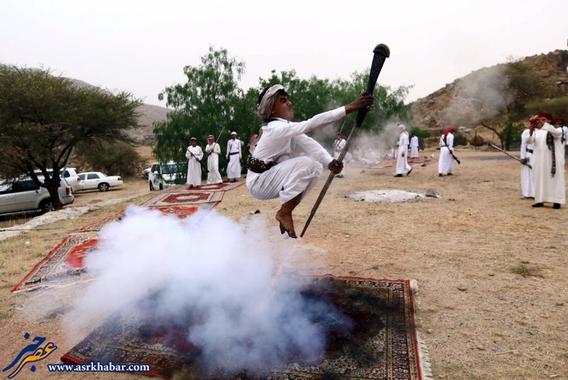 مراسم سنتی پرش با تفنگ در عربستان (عکس)