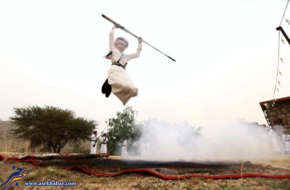 مراسم سنتی پرش با تفنگ در عربستان (عکس)