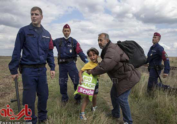 مهاجری که با لگد خبرنگار مجاری زمین خورد کیست؟(+عكس)