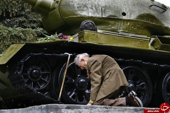 ادای احترام کهنه سرباز روس در مقابل تانکی که خسته از جنگ به نظر می رسد
