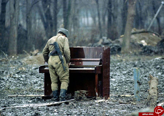 پیانو نوازی سرباز روس در مخروبه ها سال1994

