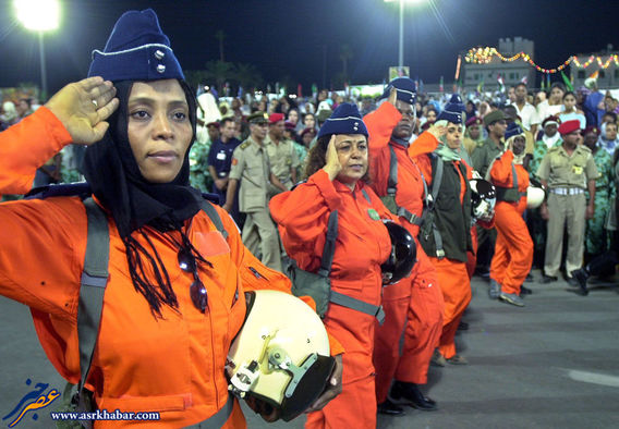 زنان خلبان لیبیایی هنگام رژه نظامی در میدان اصلی شهر طرابلس
