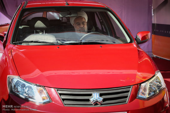 روحانی سوار بر خودرو جدید ساینا (عکس)