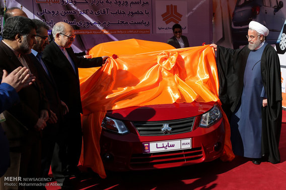 روحانی سوار بر خودرو جدید ساینا (عکس)