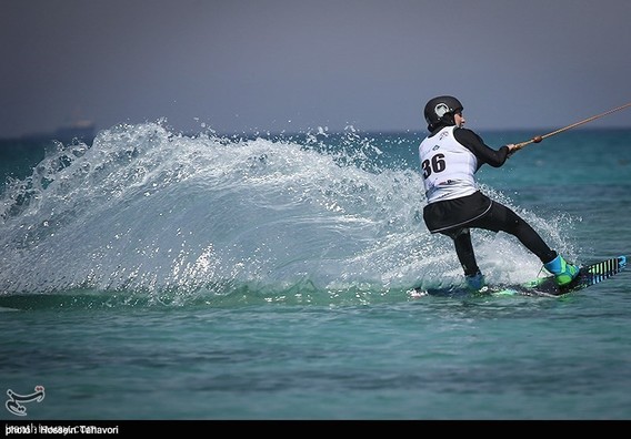 مسابقات اسکی روی آب زنان و مردان در کیش (عکس)
