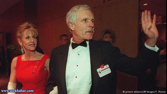 تد ترنر، بنیانگذار شبکه سی‌ان‌ان و جین فوندا ۱۰ سال با هم زندگی کردند. ترنر پس از طلاق ۸۵۰ میلیون دلار به جین فوندا پرداخت کرد. 