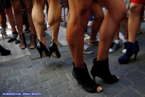 مسابفه دو مردان با کفش پاشنه بلند زنان (عکس)