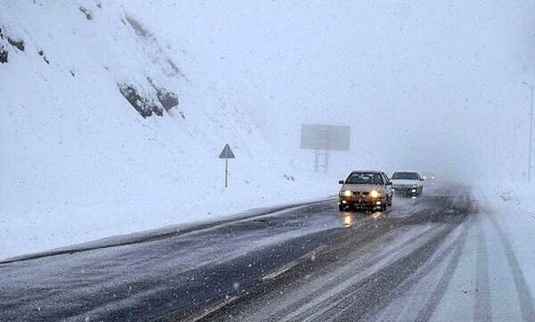 بارش برف، باران و مه‌گرفتگی در جاده‌های ۲۲ استان