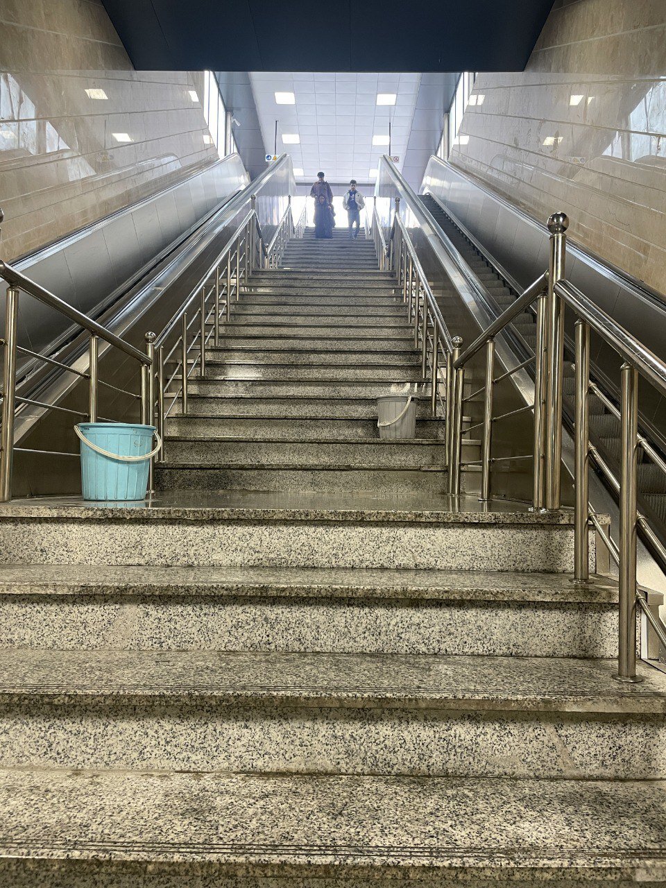 نشت باران از سقف ایستگاه متروی تهران؛ استقرار سطل‌های جمع آوری آب!/ عکس