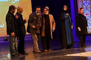 مجری ممنوع‌التصویر تلویزیون جایزه جشنواره فجر را گرفت (عکس)